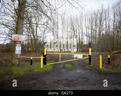 Gelbes Hindernis für ländliche Parkplatzeingang, Parkplätze zu vermeiden Stockfoto