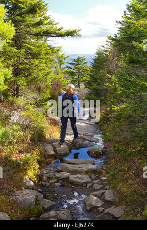 New Hampshire-Mädchen, Frau, weibliche Wanderer unterwegs in den Bergen wandern. Stockfoto