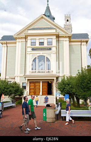 Provincetown Rathaus mit Touristen und Männer Paar und halten sich an den Händen. Cape Cod Massachusetts. Viele homosexuelle Touristen Stockfoto