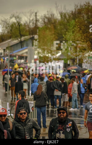 Austin, Texas, USA. 20. März 2015. Die FADER FORT präsentiert von Converse ist wieder für das 14. Jahr in Austin, Texas als offizielle, private Veranstaltung während der 2015 SXSW Music Festival. Hunderte von Menschen warten stundenlang im strömenden Regen zu der Veranstaltung am Freitag März 20 Credit: Jon-Paul Jones/Alamy Live News Stockfoto