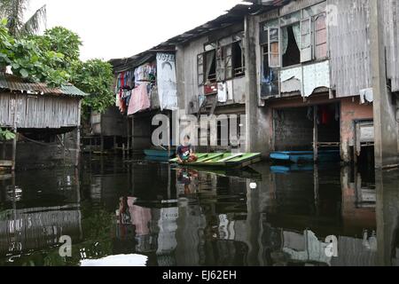 Manila, Philippinen. 22. März 2015. Ein kleiner Junge Paddel seinen Weg durch eine alte Wohnung Komplex. Rund 175 Familien leben in Artex Compound in Malabon, nördlich von Manila. Das Wohngebiet ist seit Mitte der 80er Jahre mit Taille Hochwasser überflutet. © J Gerard Seguia/Pacific Press/Alamy Live-Nachrichten Stockfoto