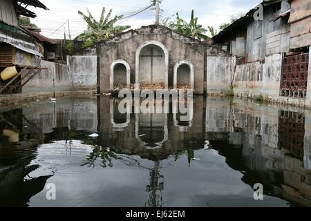 Manila, Philippinen. 22. März 2015. Der Altar der alten Kapelle in der Mitte von Artex Verbindung. Rund 175 Familien leben in Artex Compound in Malabon, nördlich von Manila. Das Wohngebiet ist seit Mitte der 80er Jahre mit Taille Hochwasser überflutet. © J Gerard Seguia/Pacific Press/Alamy Live-Nachrichten Stockfoto