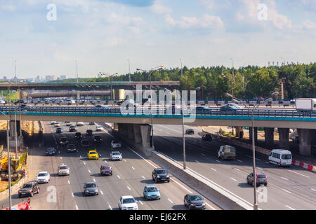 Verkehrsknotenpunkt mit Hochstraße auf der Moskauer Ringautobahn Stockfoto
