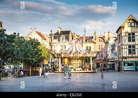 Traditionelle mittelalterliche Fachwerk-Architektur in zentralen Platz in Troyes in der Champagne-Ardenne Region von Frankreich, Europa Stockfoto