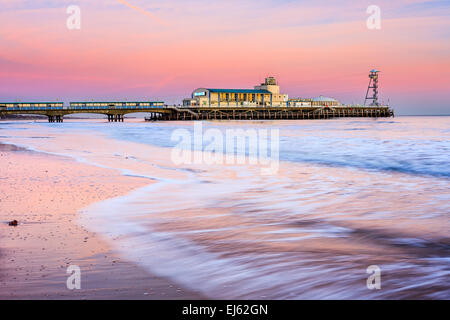 Bournemouth Pier bei Sonnenuntergang vom Strand Dorset England UK Europe Stockfoto