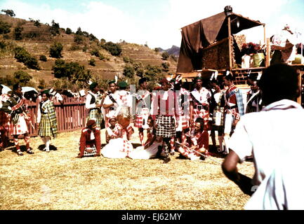 AJAXNETPHOTO. 1963 GRENADA, WEST INDIES. -KARNEVAL. WARTEN AUF SHOW GEHEN. FOTO; REG CALVERT/AJAX AJAX © NEWS & FEATURE SERVICE/REG CALVERT SAMMLUNG REF: 1963 004 Stockfoto