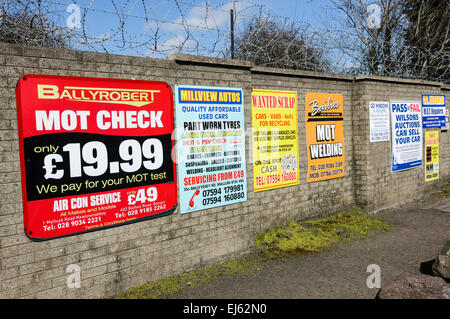 Zeichen außerhalb ein MOT Testing Center Angebot Schweißen, Reifen, Reparaturen und Abwrackprämie. Stockfoto