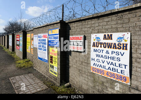 Zeichen außerhalb ein MOT Testing Center Angebot Schweißen, Reifen, Reparaturen und Abwrackprämie. Stockfoto