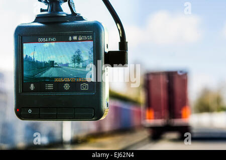 Dashcam auf der Windschutzscheibe des Fahrzeugs während der Fahrt hinter  einem LKW Stockfotografie - Alamy