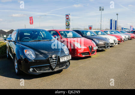 Reihe von Alfa Romeos für den Verkauf außerhalb ein Showroom. Stockfoto