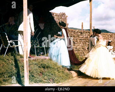 AJAXNETPHOTO. 1963 GRENADA, WEST INDIES. -KARNEVALSKÖNIGINNEN VERSTÄRKT AUF DIE BÜHNE. FOTO; REG CALVERT/AJAX AJAX © NEWS & FEATURE SERVICE/REG CALVERT SAMMLUNG REF: 1963005 Stockfoto