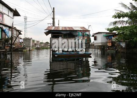 Manila, Philippinen. 22. März 2015. Ein Haus auf Stelzen mitten in eine versunkene Verbindung in Malabon. Rund 175 Familien leben in Artex Compound in Malabon, nördlich von Manila. Das Wohngebiet ist seit Mitte der 80er Jahre mit Taille Hochwasser überflutet. © J Gerard Seguia/Pacific Press/Alamy Live-Nachrichten Stockfoto