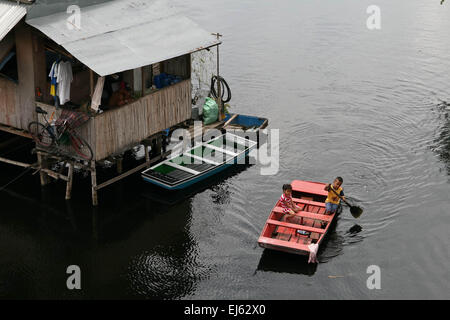 Manila, Philippinen. 22. März 2015. Ein kleiner Junge Paddel sein Boot durch die überfluteten Gemeinde von Artex in Malabon, nördlich von Manila. Rund 175 Familien leben in Artex Compound in Malabon. Das Wohngebiet ist seit Mitte der 80er Jahre mit Taille Hochwasser überflutet. © J Gerard Seguia/Pacific Press/Alamy Live-Nachrichten Stockfoto