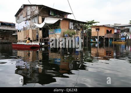 Manila, Philippinen. 22. März 2015. Ein Sari-Sari speichern in der Mitte von Artex Verbindung. Rund 175 Familien leben in Artex Compound in Malabon. Das Wohngebiet ist seit Mitte der 80er Jahre mit Taille Hochwasser überflutet. © J Gerard Seguia/Pacific Press/Alamy Live-Nachrichten Stockfoto