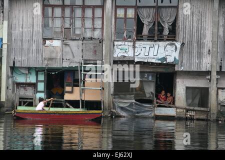 Manila, Philippinen. 22. März 2015. Kleine Kinder übernachten vor ihrem Haus oberhalb der Wasserlinie in Artex Verbindung. Rund 175 Familien leben in Artex Compound in Malabon, nördlich von Manila. Das Wohngebiet ist seit Mitte der 80er Jahre mit Taille Hochwasser überflutet. © J Gerard Seguia/Pacific Press/Alamy Live-Nachrichten Stockfoto