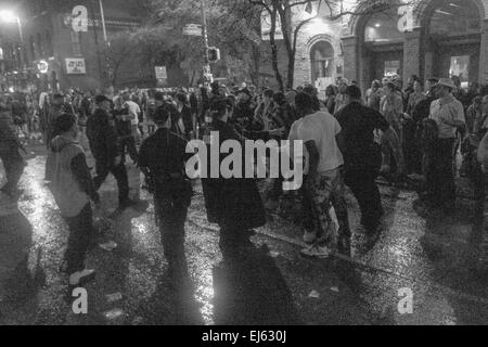 Austin, Texas, USA. 20. März 2015. Polizei schnell eilen, um einen Kampf zu brechen, die wegen eines Mannes mit einer Pizza gedrängt in der überfüllten 6. Straße um 02:30 am Morgen des 21. März 2015 auf dem SXSW in Austin Texas USA Kredit gestartet: Jon-Paul Jones/Alamy Live News Stockfoto