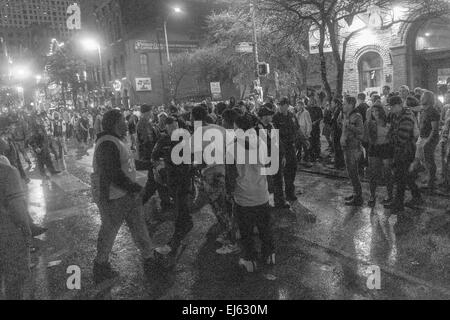 Austin, Texas, USA. 20. März 2015. Polizei schnell eilen, um einen Kampf zu brechen, die wegen eines Mannes mit einer Pizza gedrängt in der überfüllten 6. Straße um 02:30 am Morgen des 21. März 2015 auf dem SXSW in Austin Texas USA Kredit gestartet: Jon-Paul Jones/Alamy Live News Stockfoto