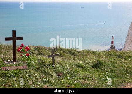 Kreuze und Blumen gelegt in Respekt für diejenigen, die am Beachy Head, Eastbourne, England Selbstmord begangen haben Stockfoto