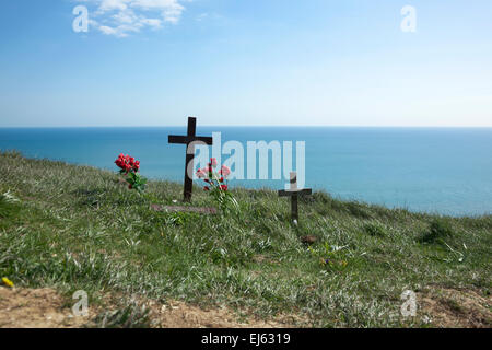 Kreuze und Blumen gelegt in Respekt für diejenigen, die am Beachy Head, Eastbourne, England Selbstmord begangen haben Stockfoto