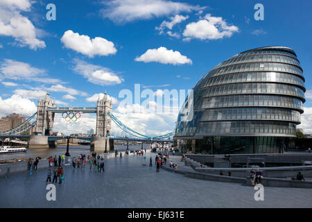 Die Tower Bridge und Rathaus Blick vom London Bridge Southbank während der Olympischen Spiele 2012 Stockfoto
