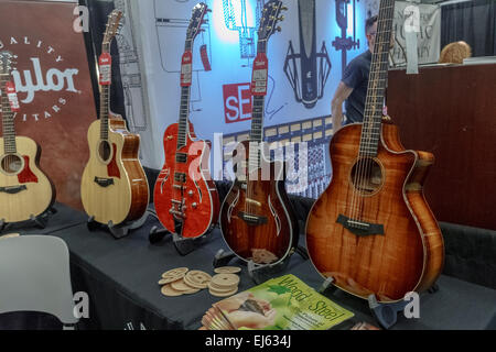 Austin, Texas, USA. 20. März 2015. Taylor Gitarren zeigt es Linie von Gitarren und ermöglicht den Gästen spielen Gitarre, die sie wollen auf der Gear Expo auf dem SXSW in Austin Texas USA am 19.-21. März 2015 Credit: Jon-Paul Jones/Alamy Live News Stockfoto