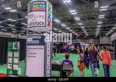 Austin, Texas, USA. 20. März 2015. Anbieter zeigen ihre Musik-Ausrüstung für Besucher zu versuchen und zu Gear Expo auf dem SXSW in Austin Texas USA am 19.-21. März 2015 kaufen Kredit: Jon-Paul Jones/Alamy Live News Stockfoto