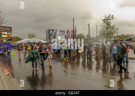 Austin, Texas, USA. 20. März 2015. Die FADER FORT präsentiert von Converse ist wieder für das 14. Jahr in Austin, Texas als offizielle, private Veranstaltung während der 2015 SXSW Music Festival. Hunderte von Menschen warten stundenlang im strömenden Regen zu der Veranstaltung am Freitag März 20 Credit: Jon-Paul Jones/Alamy Live News Stockfoto