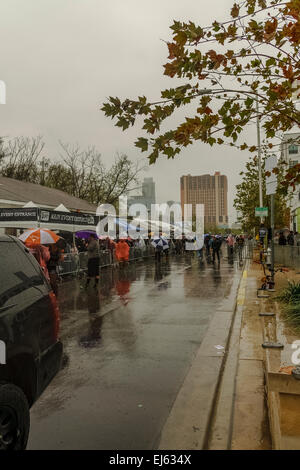 Austin, Texas, USA. 20. März 2015. Die FADER FORT präsentiert von Converse ist wieder für das 14. Jahr in Austin, Texas als offizielle, private Veranstaltung während der 2015 SXSW Music Festival. Hunderte von Menschen warten stundenlang im strömenden Regen zu der Veranstaltung am Freitag März 20 Credit: Jon-Paul Jones/Alamy Live News Stockfoto