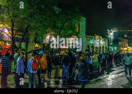 Austin, Texas, USA. 20. März 2015. Vereine, die private Veranstaltungen hielten hatten lange Schlangen von Menschen warten im Regen zu bekommen, während die Veranstaltungsorte bereits auf dem SXSW in Austin Texas USA am 20. März 2015 gefüllt waren Credit: Jon-Paul Jones/Alamy Live News Stockfoto