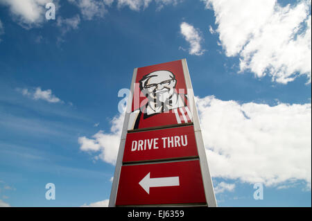 KFC-Fahrt durch Restaurant Zeichen. Der Milliarden Dollar-Huhn-Shop ist eine britische dokumentarische Fernsehserie aus 18 März, 1. April 2015 auf BBC One ausgestrahlt. Die dreiteilige Serie geht hinter den Kulissen von KFC (Kentucky Fried Chicken). Foto: Alamy / Rob Wilkinson Stockfoto