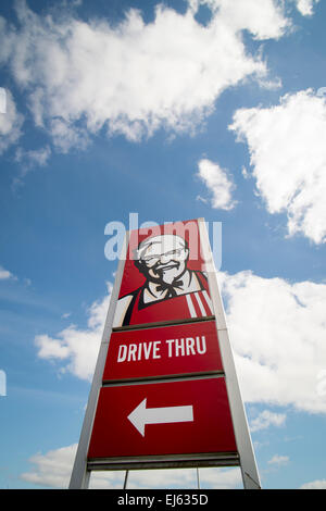 KFC-Fahrt durch Restaurant Zeichen. Der Milliarden Dollar-Huhn-Shop ist eine britische dokumentarische Fernsehserie aus 18 März, 1. April 2015 auf BBC One ausgestrahlt. Die dreiteilige Serie geht hinter den Kulissen von KFC (Kentucky Fried Chicken). Foto: Alamy / Rob Wilkinson Stockfoto