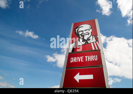 KFC-Fahrt durch Restaurant Zeichen. Der Milliarden Dollar-Huhn-Shop ist eine britische dokumentarische Fernsehserie aus 18 März, 1. April 2015 auf BBC One ausgestrahlt. Die dreiteilige Serie geht hinter den Kulissen von KFC (Kentucky Fried Chicken). Foto: Alamy / Rob Wilkinson Stockfoto
