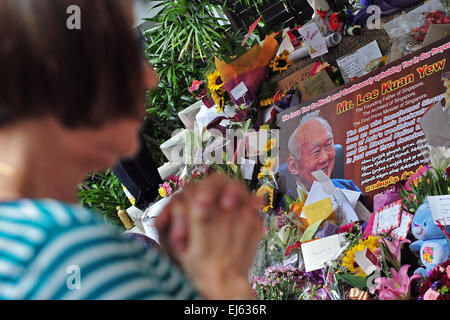 Singapur. 22. März 2015. Eine Frau betet für ehemalige Premierminister Lee Kuan Yew in Singapore General Hospital in Singapur, am 22. März 2015. Singapurs ehemaliger Premierminister Lee Kuan Yew weiter geschwächt hat, sagte der Ministerpräsident Office (PMO) am Sonntag. © Dahin Chih Wey/Xinhua/Alamy Live-Nachrichten Stockfoto