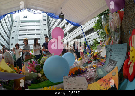 Singapur. 22. März 2015. Menschen beten für ehemalige Premierminister Lee Kuan Yew in Singapore General Hospital in Singapur, am 22. März 2015. Singapurs ehemaliger Premierminister Lee Kuan Yew weiter geschwächt hat, sagte der Ministerpräsident Office (PMO) am Sonntag. © Dahin Chih Wey/Xinhua/Alamy Live-Nachrichten Stockfoto