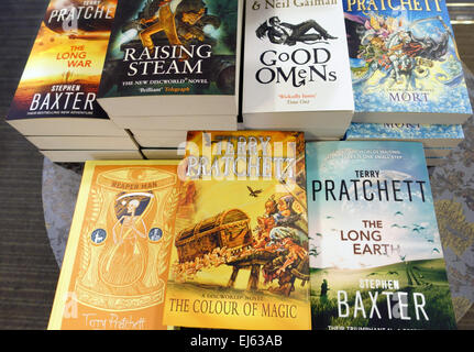 Bücher von Terry Pratchett in London Buchladen Stockfoto