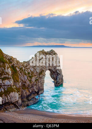 Sonnenuntergang bei Durdle Door natürlichem Kalkstein Bogen auf der Jurassic Coast in der Nähe von Lulworth in Dorset England UK Europa Stockfoto