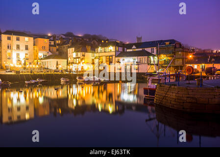 Custom House Quay Hafen Falmouth in der Dämmerung an einem nebligen Abend. Cornwall England UK Europa Stockfoto