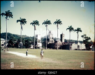 AJAXNETPHOTO. 1958. KINGSTOWN, ST. VINCENT, WEST INDIES. -CRICKET AUF DEM GRÜN. STR. MARYS KATHEDRALE (DIE KIRCHE MARIÄ HIMMELFAHRT). Richting. FOTO; REG CALVERT/AJAX AJAX © NEWS & FEATURE SERVICE/REG CALVERT SAMMLUNG REF: 1963001 Stockfoto