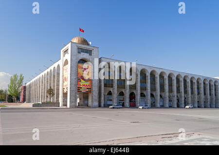 Gebäude im orientalischen Stil in der Nähe von Ala-Too-Platz. Bischkek Stockfoto