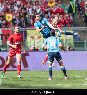 Rom, Italien. 21. März 2015. Jonathan Davies und Edoardo Gori in der mittleren Luft Kollision, Stadio Olimpico, Rom, Italien. Bildnachweis: Stephen Bisgrove/Alamy Live-Nachrichten Stockfoto