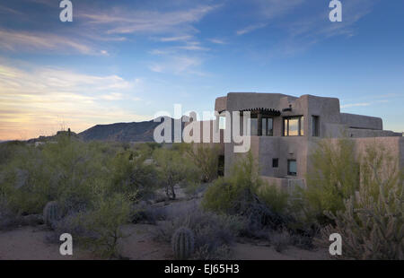 Wüste Xeriscape entwerfen neue Hausberg Hintergrund, Arizona, USA Stockfoto