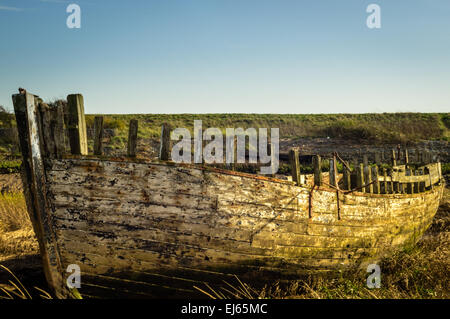 Eine verlassene Boot am Ufer eines Flusses Stockfoto