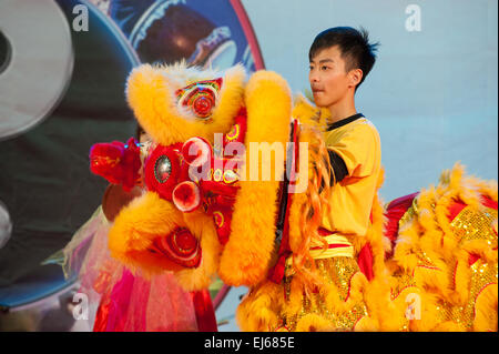 Turin, Italien. 22. März 2015. Lingotto fair "Festival dell'Oriente" vom 20. bis 22. März 2015 und vom 27. bis 30. März 2015 20. März 2015 Löwentanz Süd - Italien Löwe Drachentanz Credit: wirklich Easy Star/Alamy Live News Stockfoto