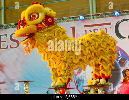 Turin, Italien. 22. März 2015. Lingotto fair "Festival dell'Oriente" vom 20. bis 22. März 2015 und vom 27. bis 30. März 2015 20. März 2015 Löwentanz Süd - Italien Löwe Drachentanz Credit: wirklich Easy Star/Alamy Live News Stockfoto