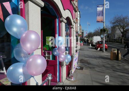 Ballons vor einem Geschäft entlang der Kais des Flusses Liffey. Bild vom Stadtzentrum Dublins am ersten Tag des Frühlings. Stockfoto