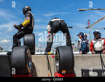 21.03.2015 - Sebring FL, USA - Boxencrew immer bereit für Action Express Racing mit Fahrer Eric Curran-Holyoke, MA/Dane Cameron-Charlotte, NC/Max Papis-Como, Italien in einem Corvette Daytona Prototype-Auto mit einem Chevrolet Motor und Continental Reifen gesponsert von Whelen Engineering/Team Fox auf dem Sebring International Raceway in Sebring FL. DelMecum/Cal Sport Medien Stockfoto