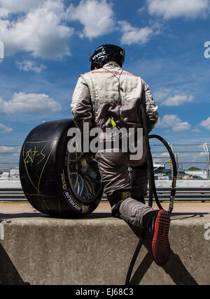 21.03.2015 - Sebring, FL, USA - Pit-Crew-Mitglieder immer bereit für den nächsten Boxenstopp für Porsche Nordamerika mit Fahrer Jörg Bergmeister-Leverkusen, Deutschland/Earl Bamber-Whanganui, Neuseeland/Frederic Makowiecki-Arras, Frankreich in einem Porsche 911 RSR-Auto mit einem Porsche-Motor und Michelin-Reifen gesponsert von Porsche Nordamerika auf dem Sebring International Raceway in Sebring FL. DelMecum/Cal Sport Medien Stockfoto