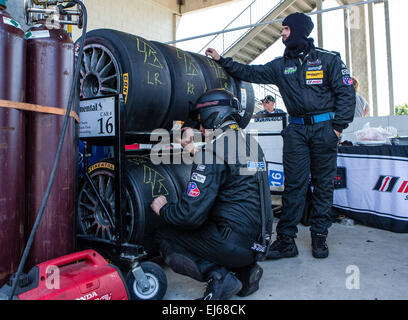 21.03.2015 - Sebring FL, USA - PIt-Crew-Mitglieder bekommen die Reifen bereit für BAR1 Motorsport auf einem ORECA FLM09 Auto mit einem Chevrolet Motor und Continental Reifen gesponsert von Autosport Designs Inc./Südwest Realty Advisors/Top 1 Oil/The Spongebob Film auf dem Sebring International Raceway in Sebring FL. DelMecum/Cal Sport Medien Stockfoto