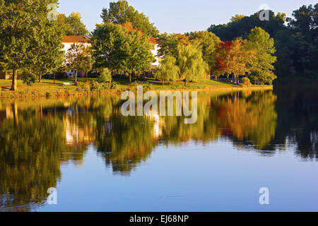 Herbst in einer vorderen See Gemeinschaft von Nord-Virginia, USA. Stockfoto