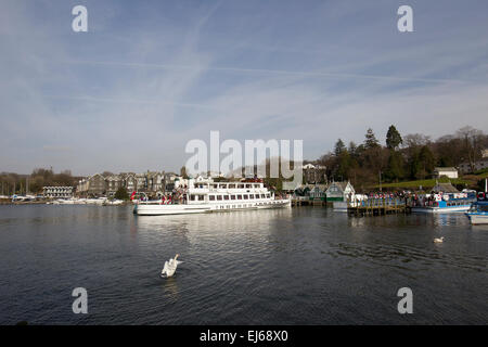 Lake Windermere, Cumbria, UK. 22. März 2015. Touristen nutzen den Frühling Kredit: Gordon Shoosmith/Alamy Live News Stockfoto